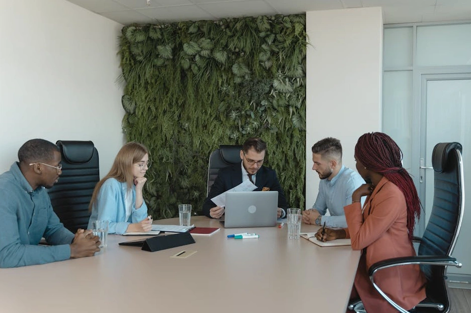 Team multietnico e collaborativo in una riunione creativa.